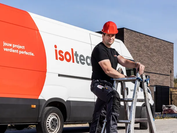 medewerker-isolteam-poseert-voor-bedrijfsauto