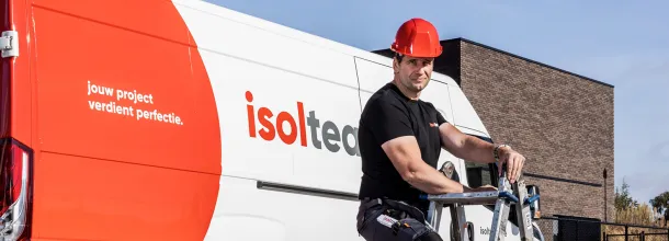 medewerker-isolteam-poseert-voor-bedrijfsauto