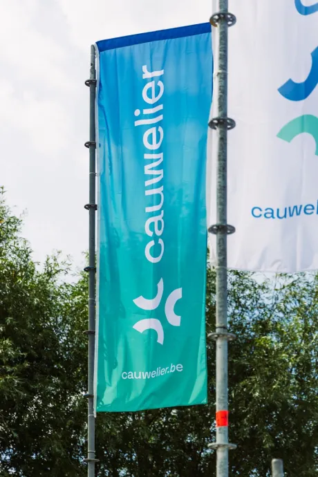 Rebranding voor Cauwelier door GBL Agency - beachflags