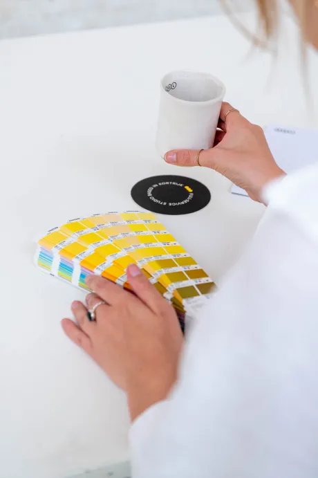 medewerker-design-drinkt-kop-koffie