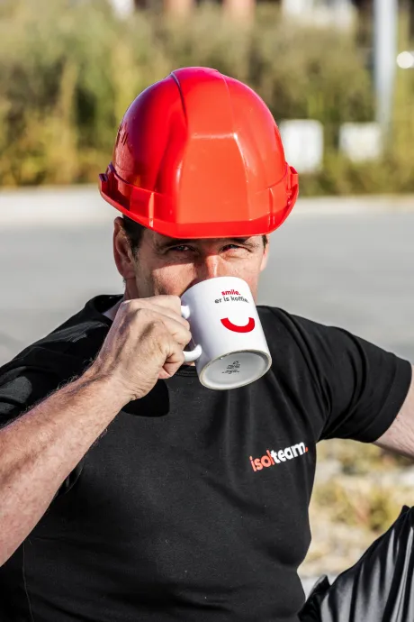 medewerker-isolteam-drinkt-koffie