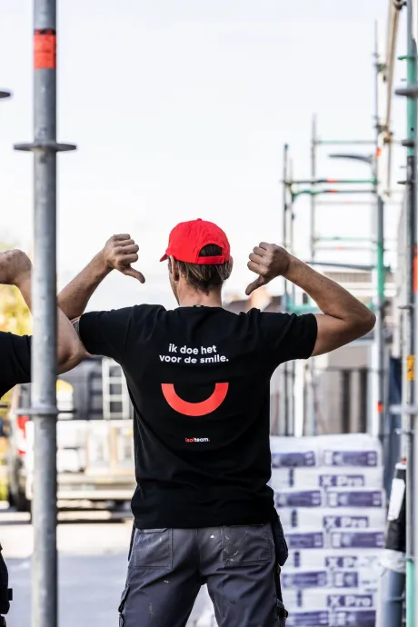 medewerker-isolteam-wijst-naar-shirt-rebranding