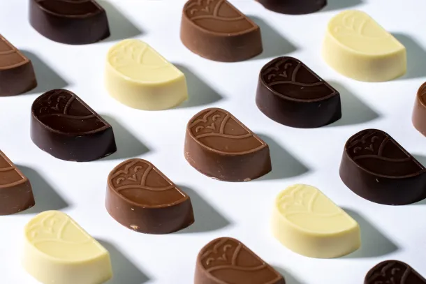 Mmmuilkes pralines op tafel als deel van de rebranding